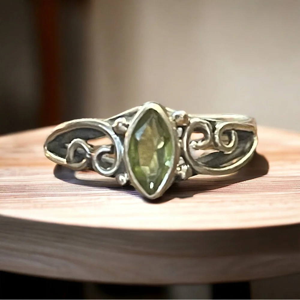 Peridot Bali Sterling Silver Ring (7.25)